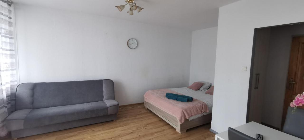 Kawalerka Z Balkonem 27 Apartment เชสโตฮอวา ภายนอก รูปภาพ