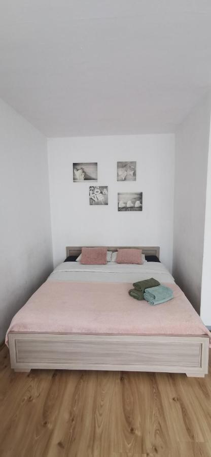 Kawalerka Z Balkonem 27 Apartment เชสโตฮอวา ภายนอก รูปภาพ