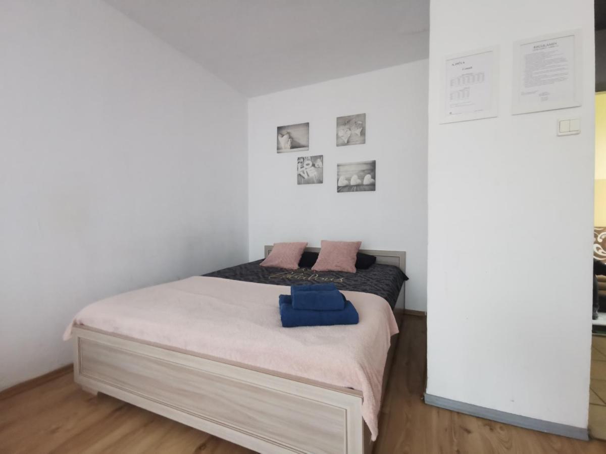 Kawalerka Z Balkonem 27 Apartment เชสโตฮอวา ภายนอก รูปภาพ