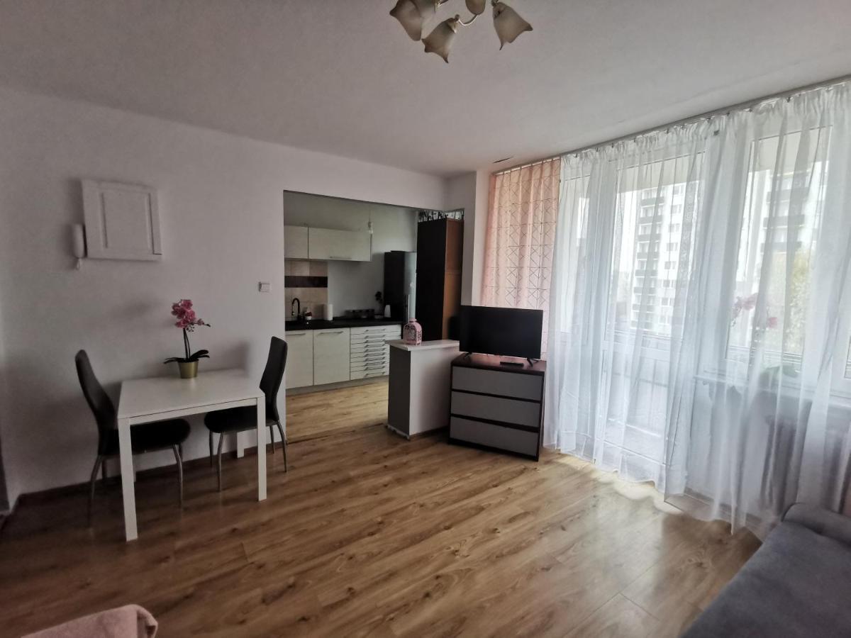 Kawalerka Z Balkonem 27 Apartment เชสโตฮอวา ภายนอก รูปภาพ